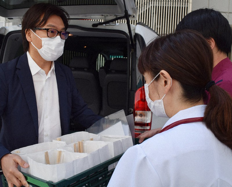 医療機関のスタッフにできたての弁当を無料で届ける吉田信一さん=福岡市内で4月22日、青木絵美撮影