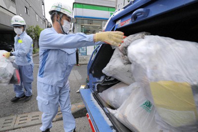ゴミを収集する郡司保雄さん（中央）＝東京都江東区で１２日、宮武祐希撮影