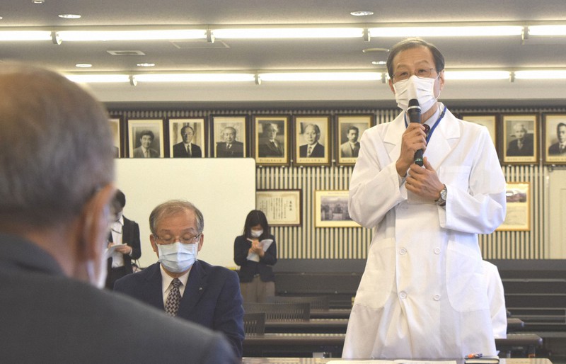 広瀬知事に、新型コロナウイルス患者受け入れの最前線について話す井上院長(右)=大分市の県立病院で2020年5月12日、津島史人撮影
