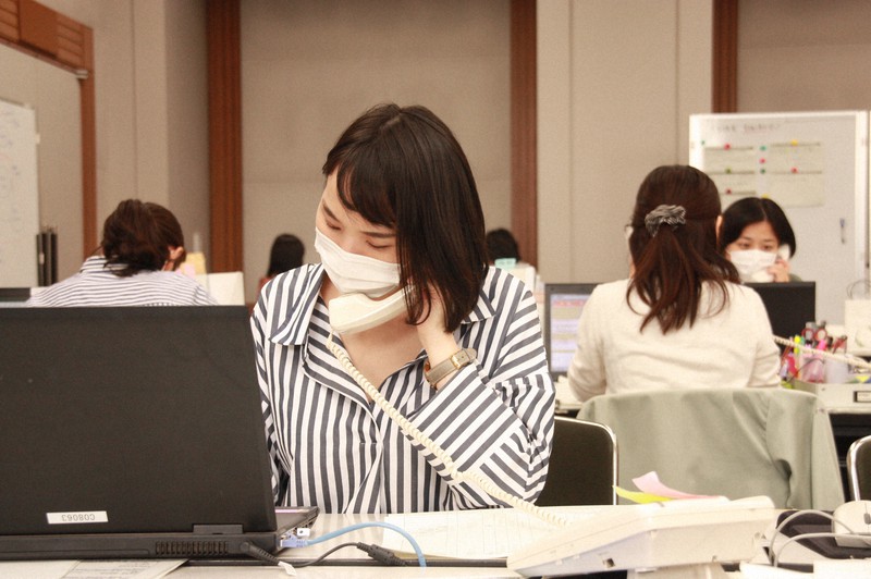 新型コロナウイルスの電話相談を受ける保健所の職員ら=福岡県久留米市城南町の久留米市役所で2020年5月12日午後2時6分、飯田憲撮影
