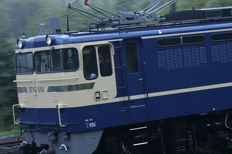 かつてブルートレインを引き、鉄道誌のグラビアを飾ったこのEF65 501はJR東日本が保存しており、現在唯一稼働するP形だ=群馬県の上越線・渋川-敷島間で2008年4月24日、金盛正樹撮影(イカロス出版「jトレイン」から)