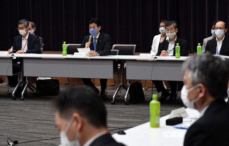 基本的対処方針等諮問委員会に出席した(奥左から)尾身茂会長、西村康稔経済再生担当相ら=東京都千代田区で2020年5月14日午前10時35分、北山夏帆撮影