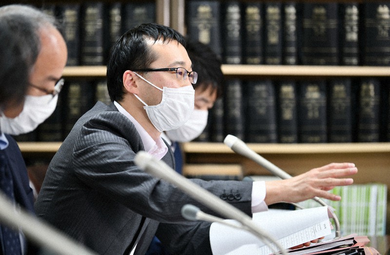 給与ファクタリング業者を相手取った訴訟を起こし、記者会見する原告弁護団=東京都内で13日