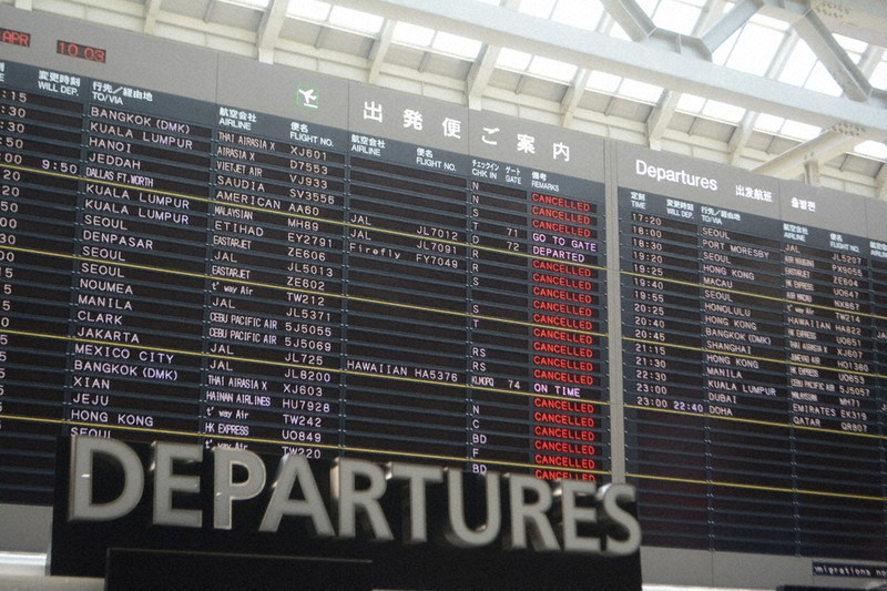 「キャンセル」の文字が並ぶ大型連休中の国際線出発便の案内板=成田空港で4月29日午前10時過ぎ