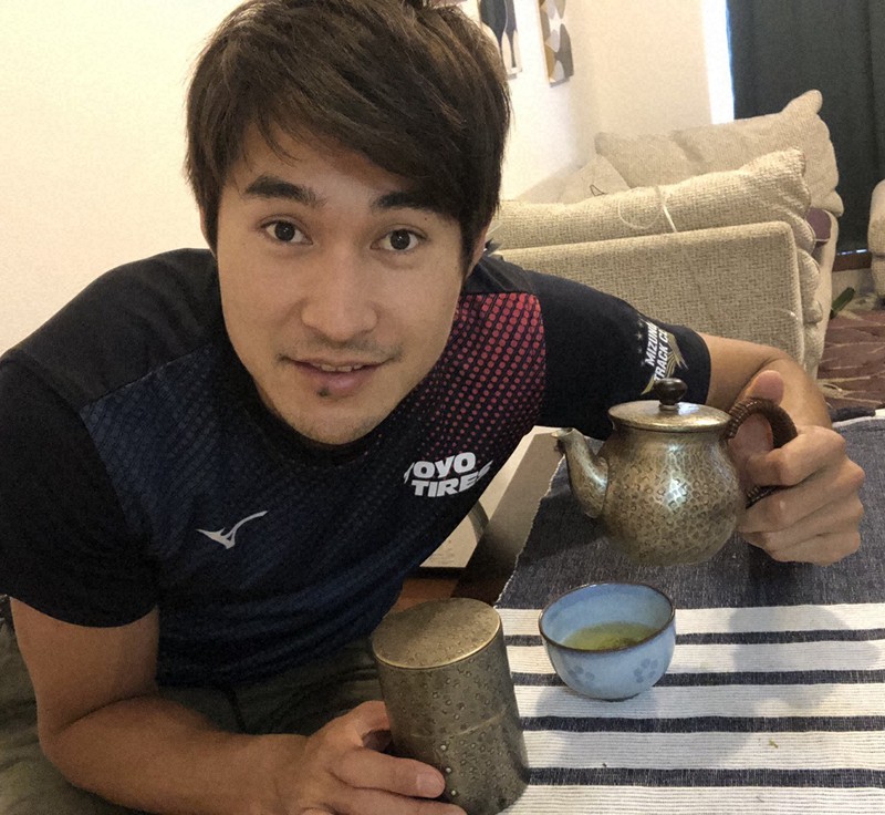 お気に入りの「玉川堂」の急須でお茶をいれる飯塚翔太=本人提供