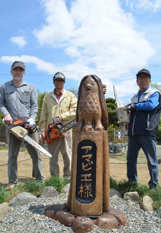 完成したアマビエ像と制作メンバー=茂原市で