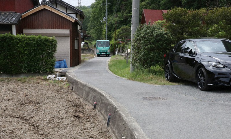 集落の中を走行するごみ収集車。対向車とすれ違うことはできない=香芝市平野で、稲生陽撮影