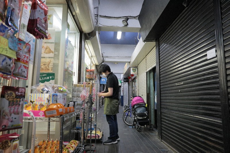 宮城県の休業要請が解除されている仙台市中心部の商店街では、営業を再開している店とシャッターが下りたままの店が混在している=仙台市青葉区で14日、和田大典撮影