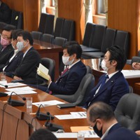 衆院内閣委員会で検察庁法改正案の審議中に読書をする大西宏幸議員。読書は少なくとも約20分続いた＝2020年5月13日午前9時53分撮影
