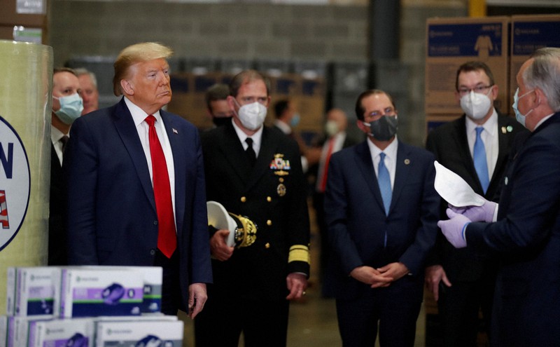 医療用マスクなどを扱う配送センターを訪れたトランプ米大統領(左)=米東部ペンシルベニア州アレンタウンで2020年5月14日、ロイター