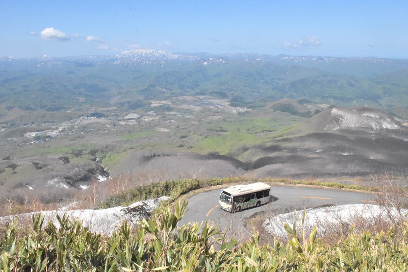 開通された「津軽岩木スカイライン」を登る今季最初のシャトルバス=岩木山8合目付近で2020年5月14日、平家勇大撮影