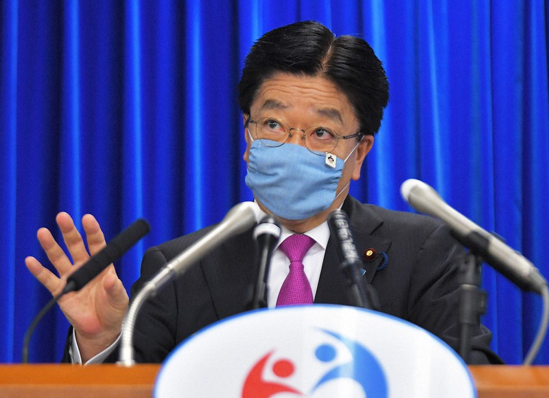 記者会見で抗体検査について説明する加藤勝信厚生労働相=厚労省で2020年5月15日午前8時41分、手塚耕一郎撮影