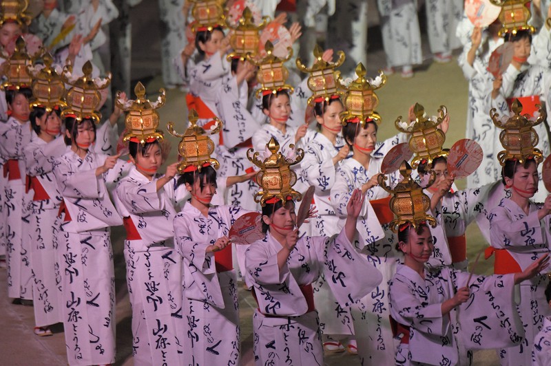 頭に灯籠を載せた女性たちが華やかに踊る山鹿灯籠まつりの「千人灯籠踊り」=熊本県山鹿市で2019年8月16日午後8時37分、徳野仁子撮影