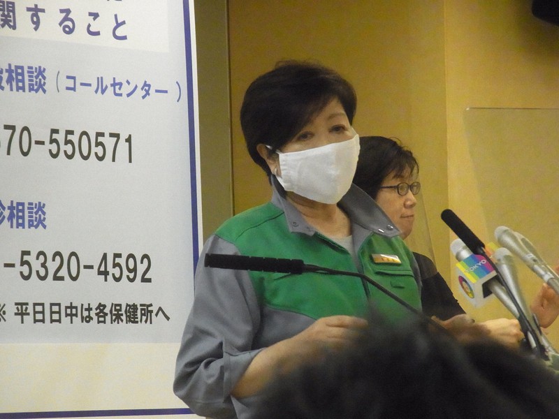 休業要請の段階的緩和に向けたロードマップの概要を説明する東京都の小池百合子知事=都庁で5月15日午後2時10分、林田七恵撮影