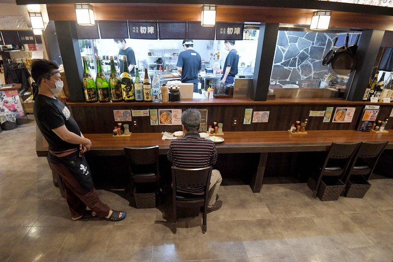 約1カ月ぶりに店内営業を再開した焼き鳥店。客同士が密にならないよう席の間隔が空けられている=福岡市早良区で2020年5月15日午後6時40分、津村豊和撮影
