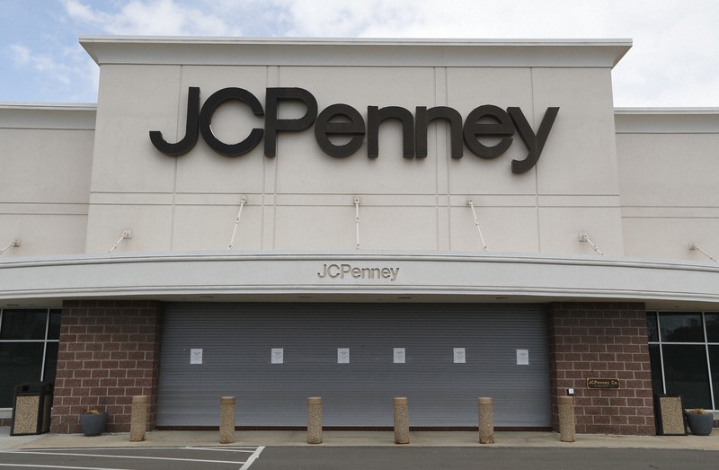 駐車場が閉鎖されたペニーの店舗=米ミシガン州で5月8日、AP
