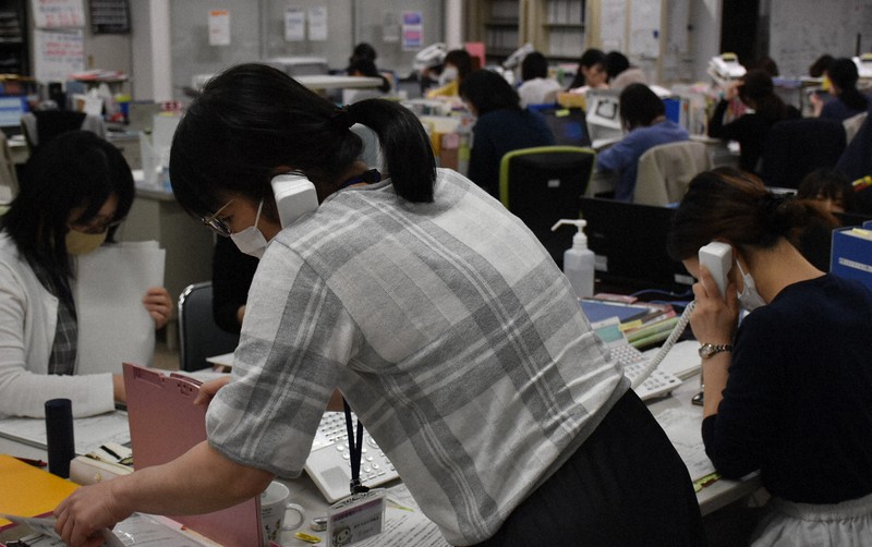 新型コロナに関する相談電話に対応する職員ら=山形市で2020年5月13日午後4時5分、藤村元大撮影