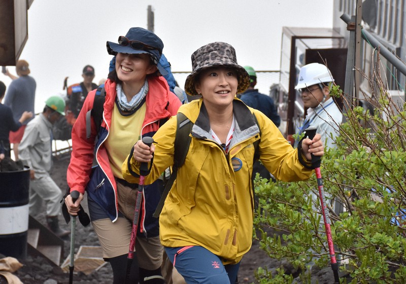 2019年の山開きの様子。バリケードが撤去され、6合目から登山を始める人たち=富士山で2019年7月10日、古川幸奈撮影