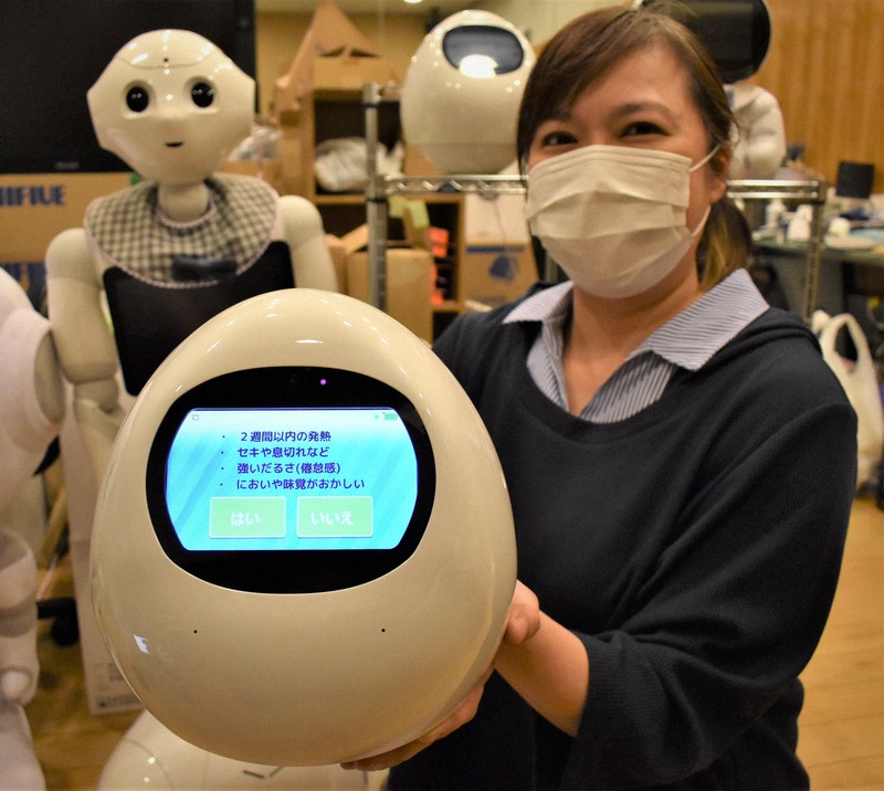 センサーで人を感知して問診を行う「パラメディタピア」=東京都目黒区のシャンティで2020年4月25日午後5時54分、最上和喜撮影