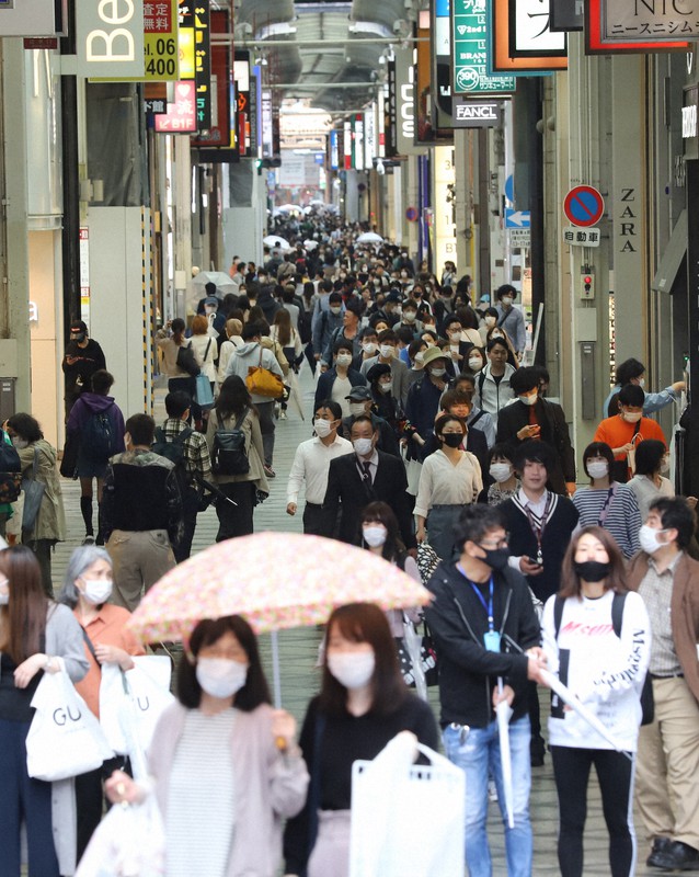 休業要請が緩和され、初の週末を迎えた心斎橋筋商店街=大阪市中央区で2020年5月16日午後2時12分、大西達也撮影