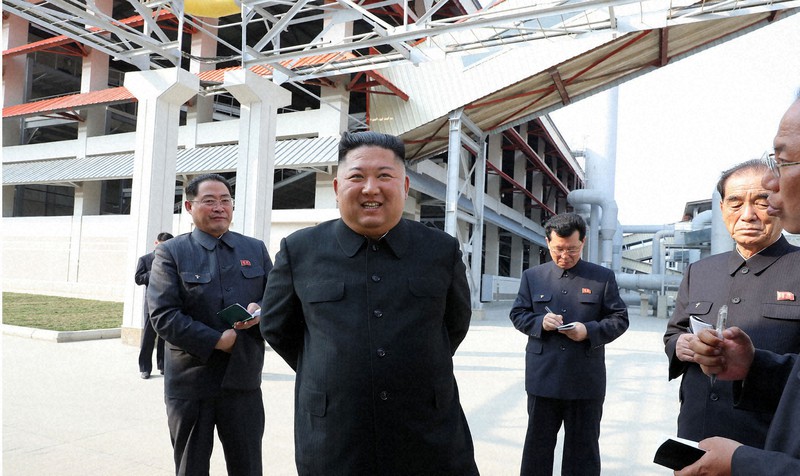 順川リン酸肥料工場を見て回る金正恩朝鮮労働党委員長=北朝鮮・平安南道で2020年5月1日(朝鮮中央通信=朝鮮通信)