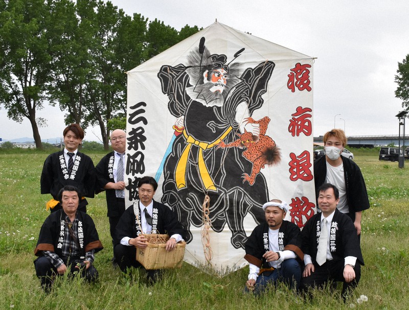 たこと写真に納まる三条凧協会のメンバーら=三条市で