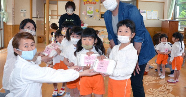 新型コロナ 保育施設へマスク贈呈 給食センター職員 製作 丹波篠山 兵庫 毎日新聞