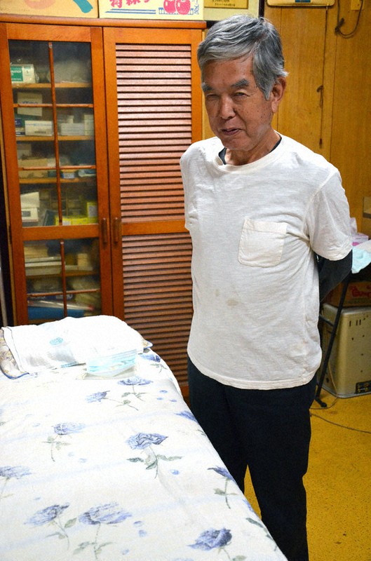 しんきゅう院で取材に応じる藤田正志さん=香川県丸亀市で、佐々木雅彦撮影
