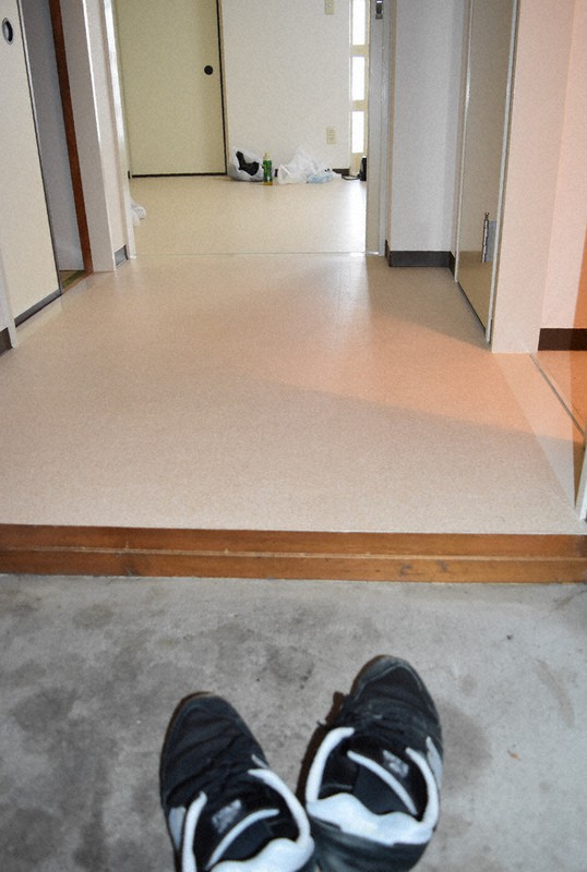 この10年余で3度も仕事をなくした40代の男性は、埼玉県営住宅に身を寄せた。入居したばかりの部屋に荷物はほとんどない=埼玉県内で2020年5月8日午後5時46分、南茂芽育撮影
