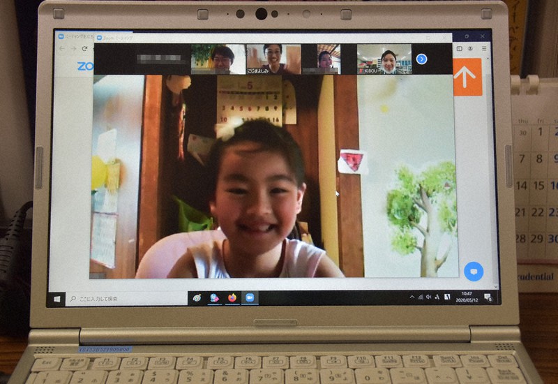 画面越しに大学生と日本語で話す外国人の子どもたち(画像の一部を加工しています)