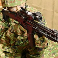 自衛隊：陸自、小銃を31年ぶりに更新 安定性、耐水性向上 拳銃は38年