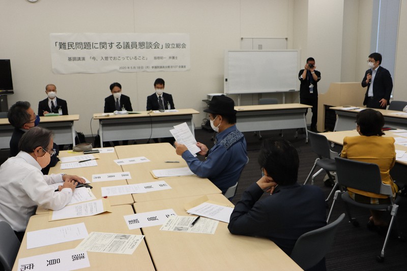 「難民問題に関する議員懇談会」が参議院議員会館で開催した出入国在留管理庁の「ヒアリング」=2020年5月18日午後2時25分、和田浩明撮影