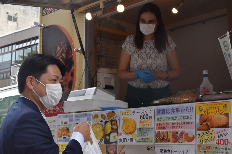 出店した飲食店で弁当を購入する柴橋正直岐阜市長(左)=岐阜市役所駐車場で