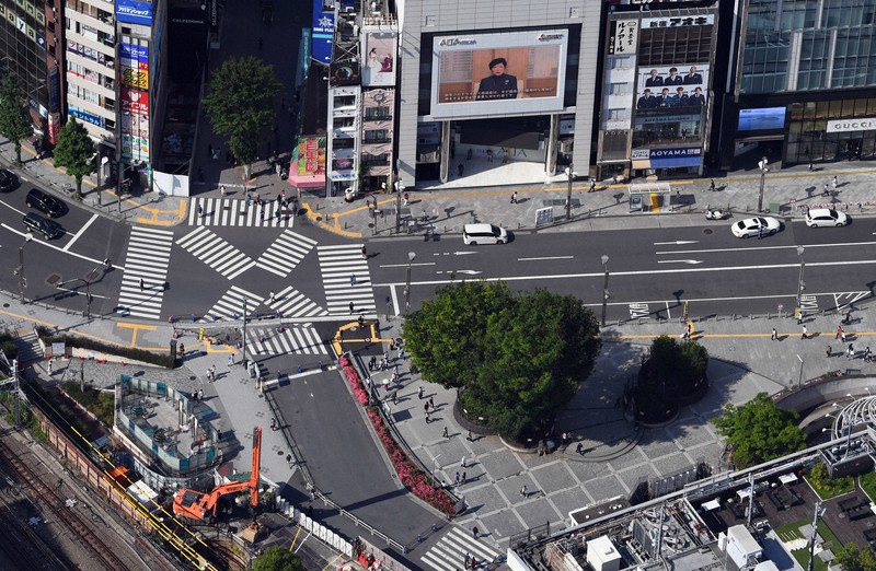 緊急事態宣言が続く中、人々が行き交う新宿駅付近=東京都新宿区で2020年5月17日、本社ヘリから滝川大貴撮影