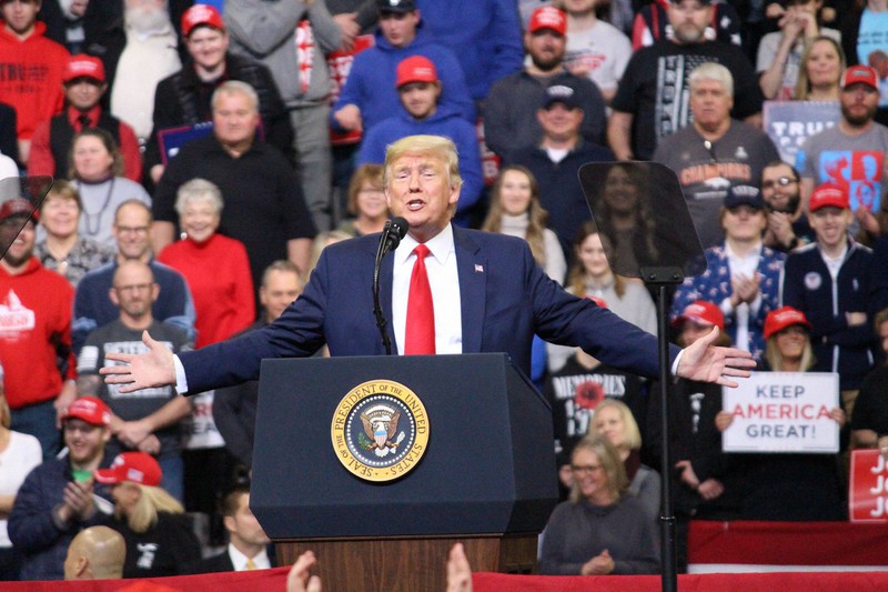 集会で支持者に訴えるトランプ米大統領=米中西部アイオワ州デモインで2020年1月30日、高本耕太撮影
