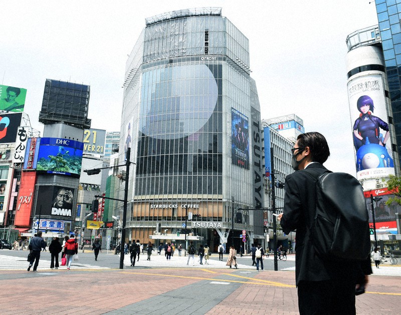 GWにもかかわらず閑散とする渋谷のスクランブル交差点=東京都渋谷区で2020年4月27日午後0時15分、西夏生撮影