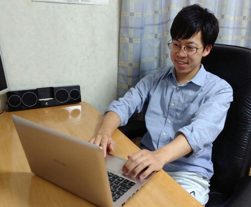 パソコンで対話しながら学習指導する伊藤裕喜さん=伊藤さん提供