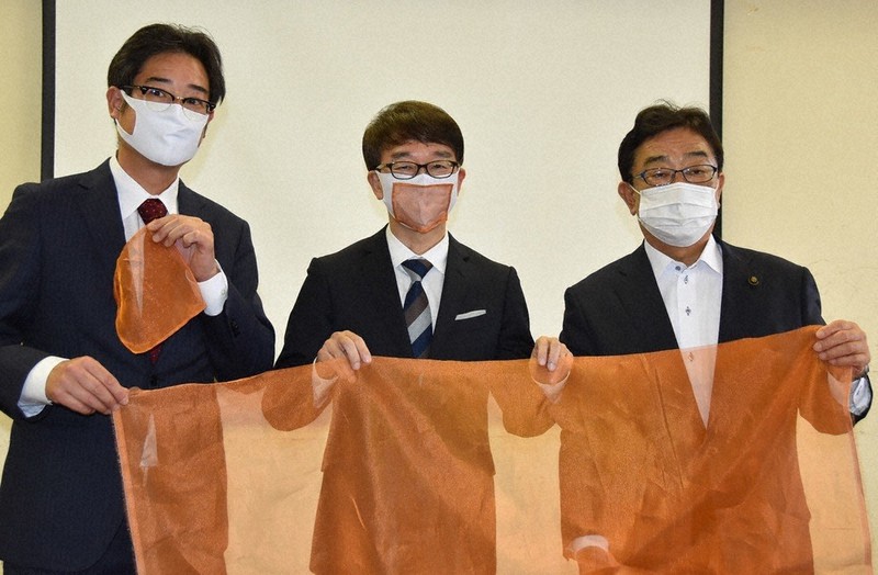 銅繊維シートをPRする(右から)荒木市長、板橋教授、朝倉社長=群馬県桐生市役所で