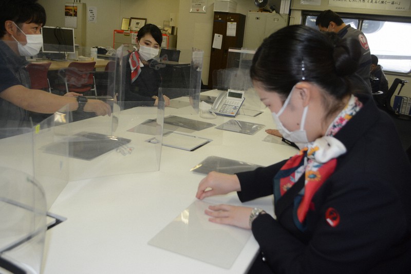 フェースシールド手作り 成田 日航職員 下敷き再利用 県と病院に寄付し好評 千葉 毎日新聞