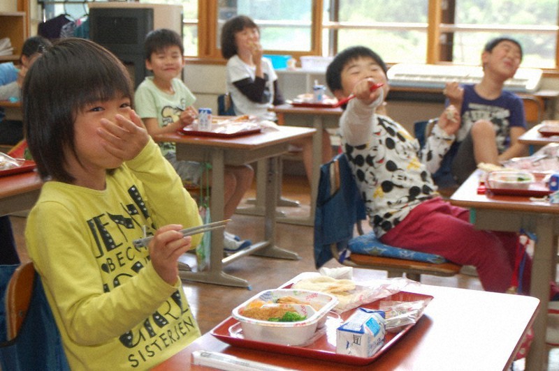 新型コロナ 初の給食 弁当容器で 豊岡 兵庫 毎日新聞
