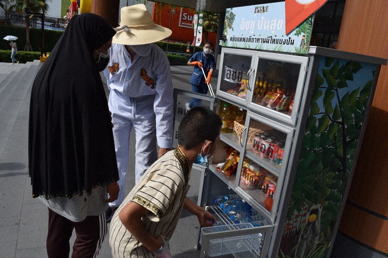タイの路上で設置が広がる食品棚。飲食物を自由に寄付したり取り出したりできる=バンコクで18日