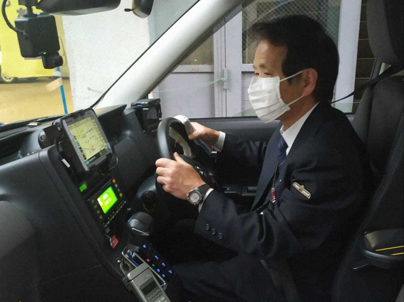 約1カ月ぶりにタクシーを運転する知念正男さん=東京都目黒区の目黒自動車交通で2020年5月18日、木許はるみ撮影