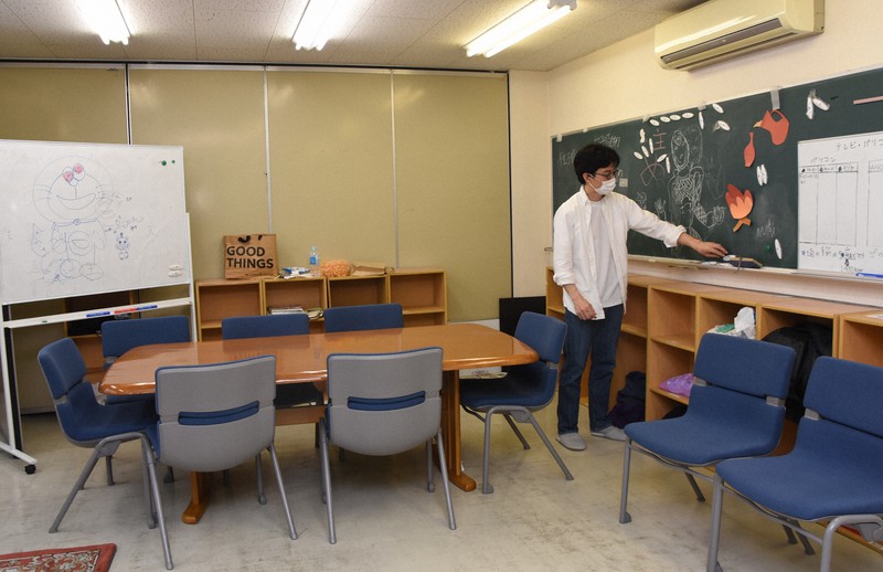 休業中のフリースクール「りんごの木」の部屋。鎌倉賢哉理事長は「社会的な活動をしてきたのに支援がないのはおかしい」と嘆く=越谷市で