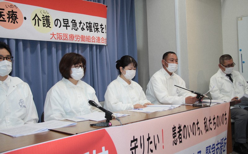 新型コロナウイルスの感染拡大による医療・介護現場への影響について記者会見する大阪医療労働組合連合会(大阪医労連)の前原嘉人書記長(右から2人目)ら=大阪市中央区の大阪府庁で2020年5月20日午前10時34分、宮川佐知子撮影