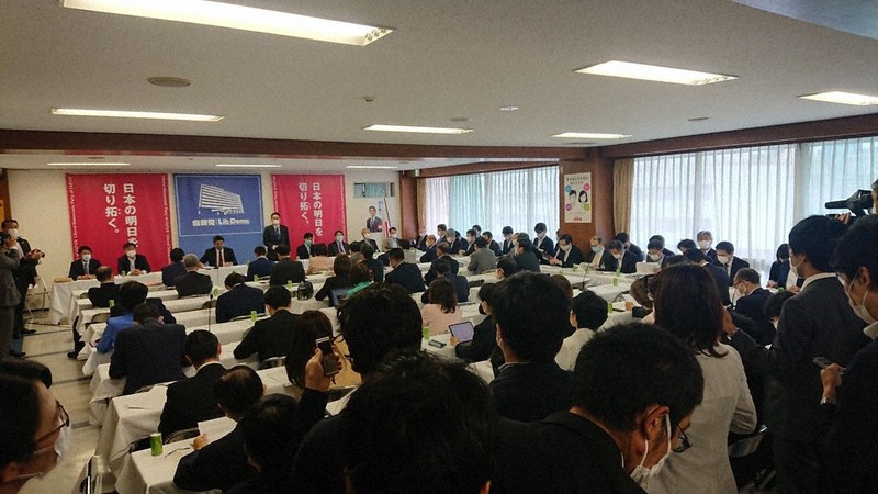100人程度の議員が密集した自民党の新型コロナウイルス対策本部などの合同会議=自民党本部で2020年5月20日、飼手勇介撮影