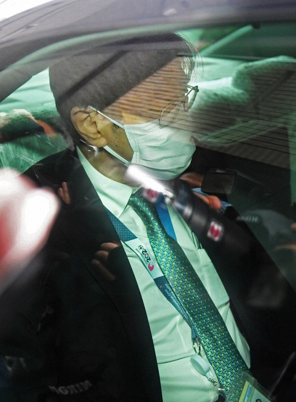 自宅を出て車に乗り込む黒川弘務東京高検検事長=東京都内で2020年5月21日午後4時50分、大西岳彦撮影