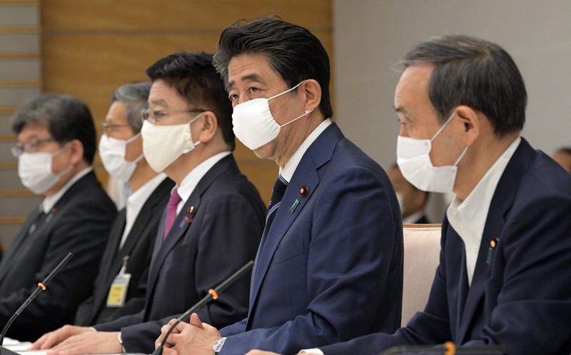 新型コロナウイルス感染症対策本部で近畿3府県の緊急事態宣言解除を表明する安倍晋三首相(右から2人目)=首相官邸で2020年5月21日午後6時20分、竹内幹撮影