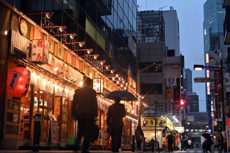 緊急事態宣言が継続するなか、飲食店の明かりがともる夕暮れ時のJR新橋駅前=東京都港区で2020年5月21日午後6時36分、北山夏帆撮影