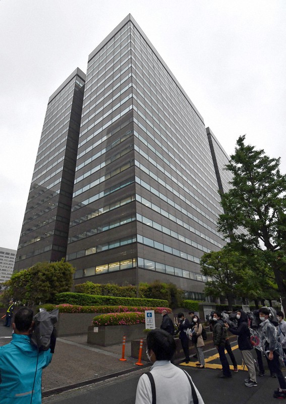 黒川弘務東京高検検事長の辞表提出を受け、多くの報道陣が集まる検察庁=東京都千代田区で2020年5月21日午後6時7分、宮間俊樹撮影