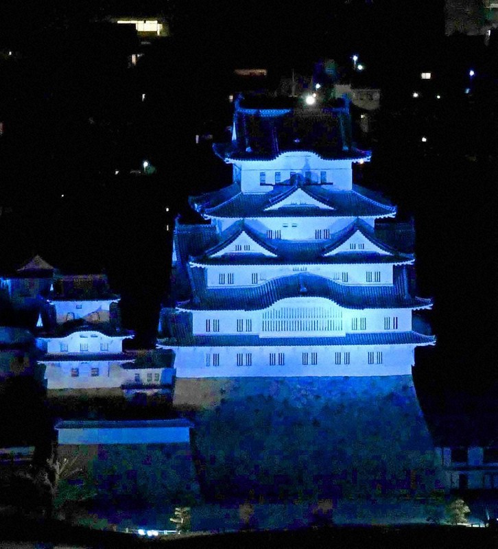 なるほどヒヨコ 建物をなぜ青く照らすの 毎日新聞
